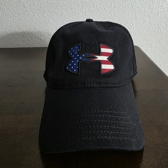 Under Armour Black Hat with American Flag Logo - Picture 2 of 6